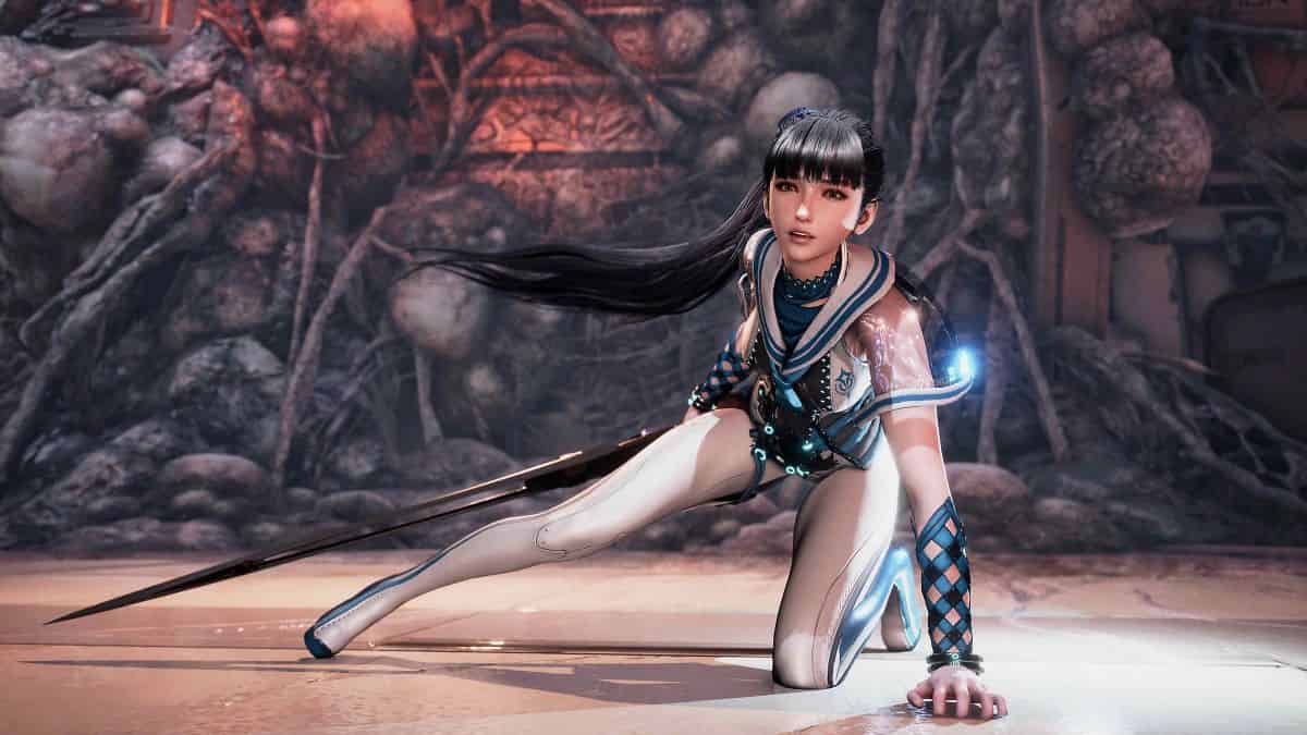 Eve kneels on the ground in Stellar Blade