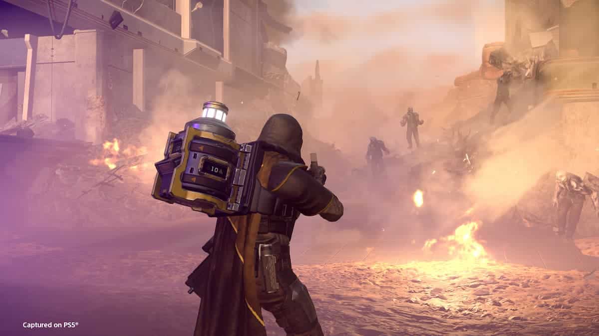 Helldivers 2 player carrying a Portable Hellbomb while fighting the Voteless.